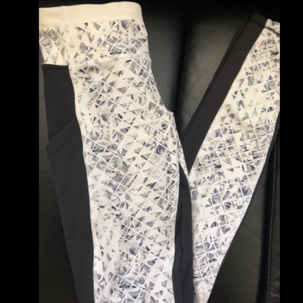 Lululemon Speed Tight II Unbreakable White Black EUC! Size 4